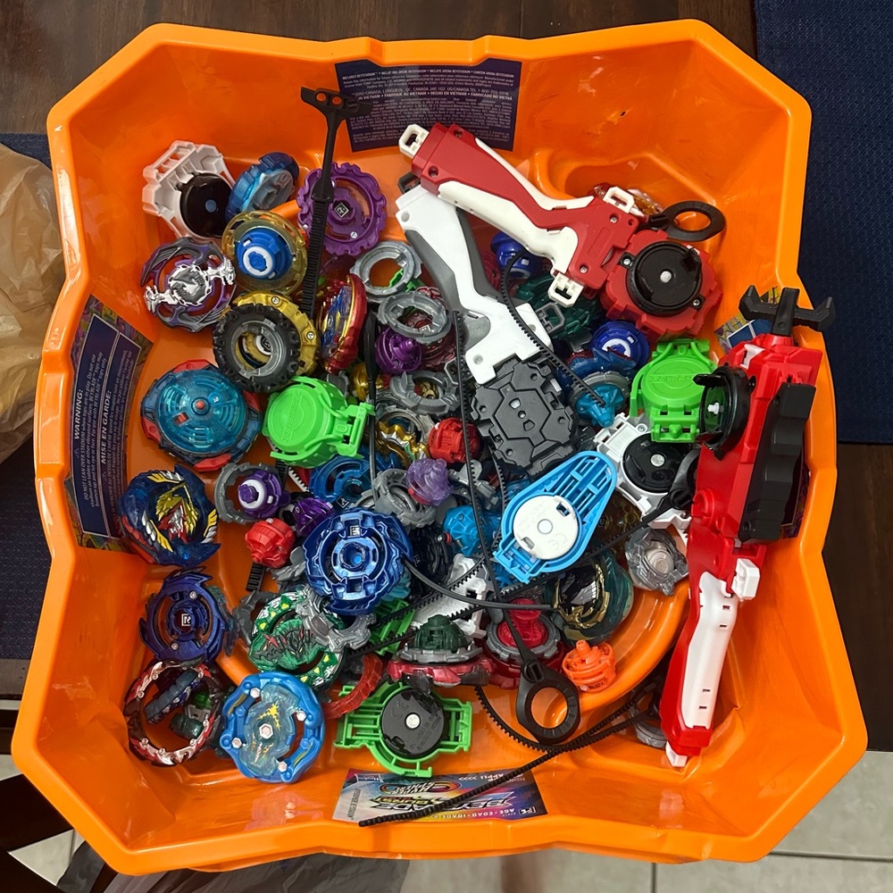 🌟 Multiple Beyblades with launchers 🌟